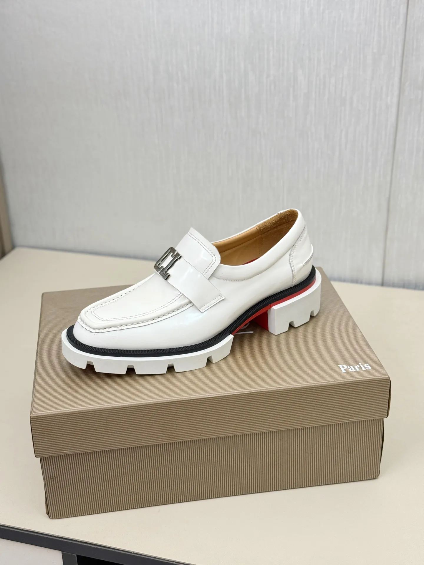 [CL～High-end men’s red-soled shoes] Top P: 880💰. Size: 39-44 (38.45.46 can be customized) 🆑Top original order purchasing agent Imported open-edge bead fabric and water-dyed cowhide inside 🉑️ Imported TPU rubber sole, wear-resistant and non-slip, full of European style.